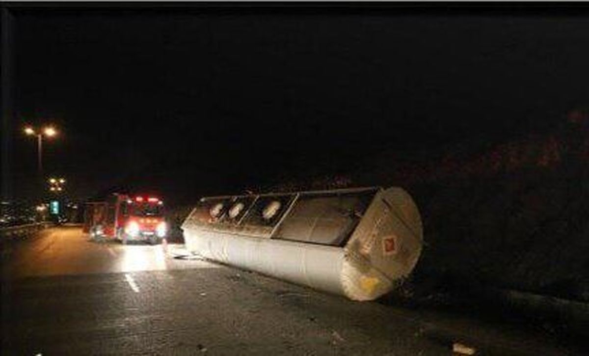 واژگونی فجیع کامیون بر روی پر تردد تهران | صبح امروز اتفاق افتاد