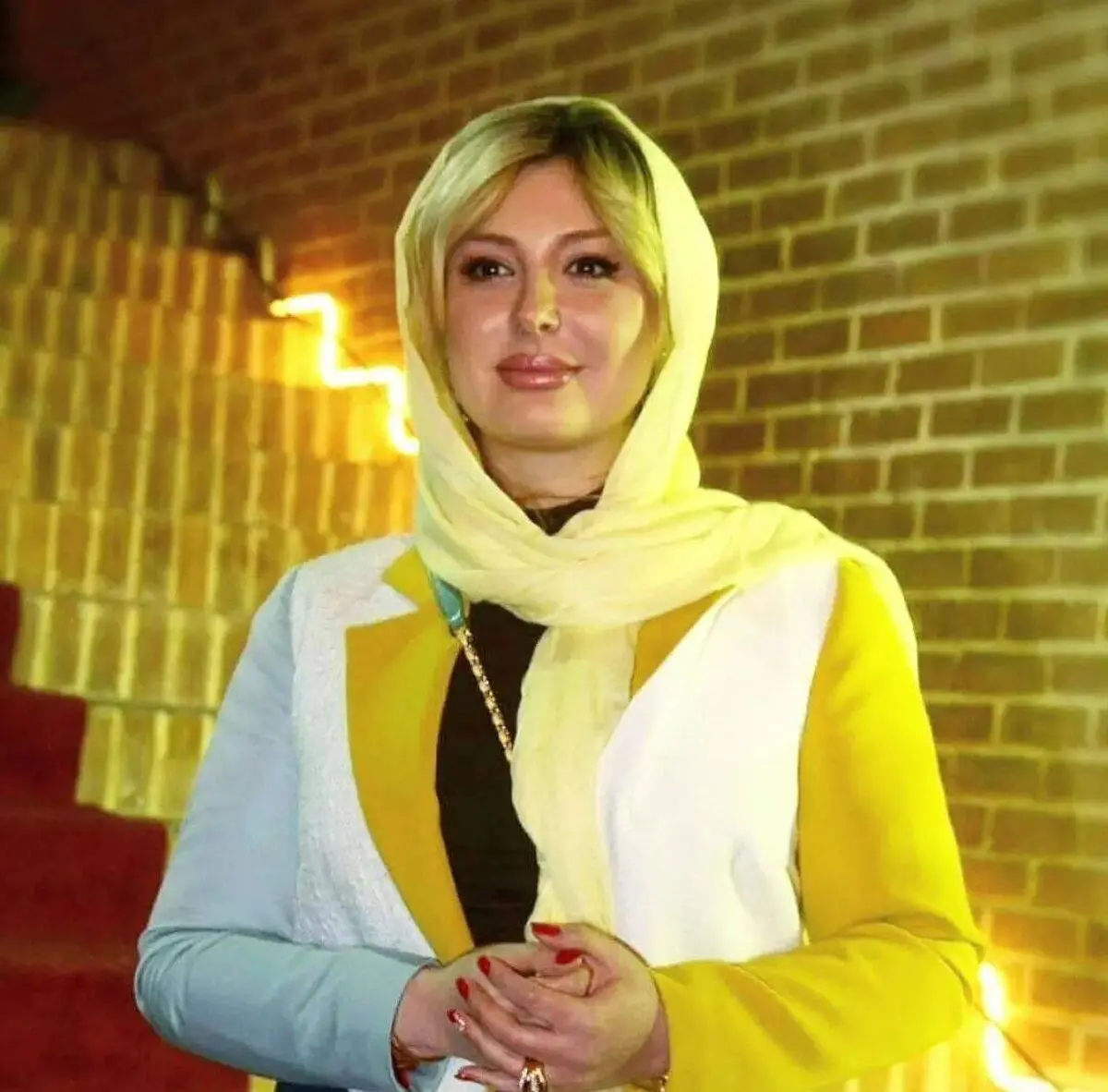 نیوشا ضیغمی با این مدل مو جدیدش حسابی سر زبون ها افتاد!! | خانم بازیگر با خودش چیکار میکنه؟!