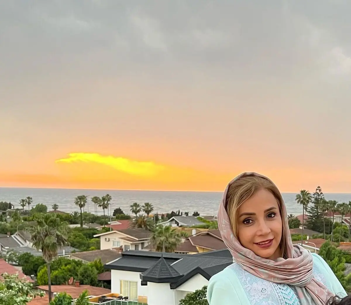 رونمایی شبنم قلی خانی از چهره بعد از عمل بینی اش | خانم رنگ موهاشو با لباسش ست کرده