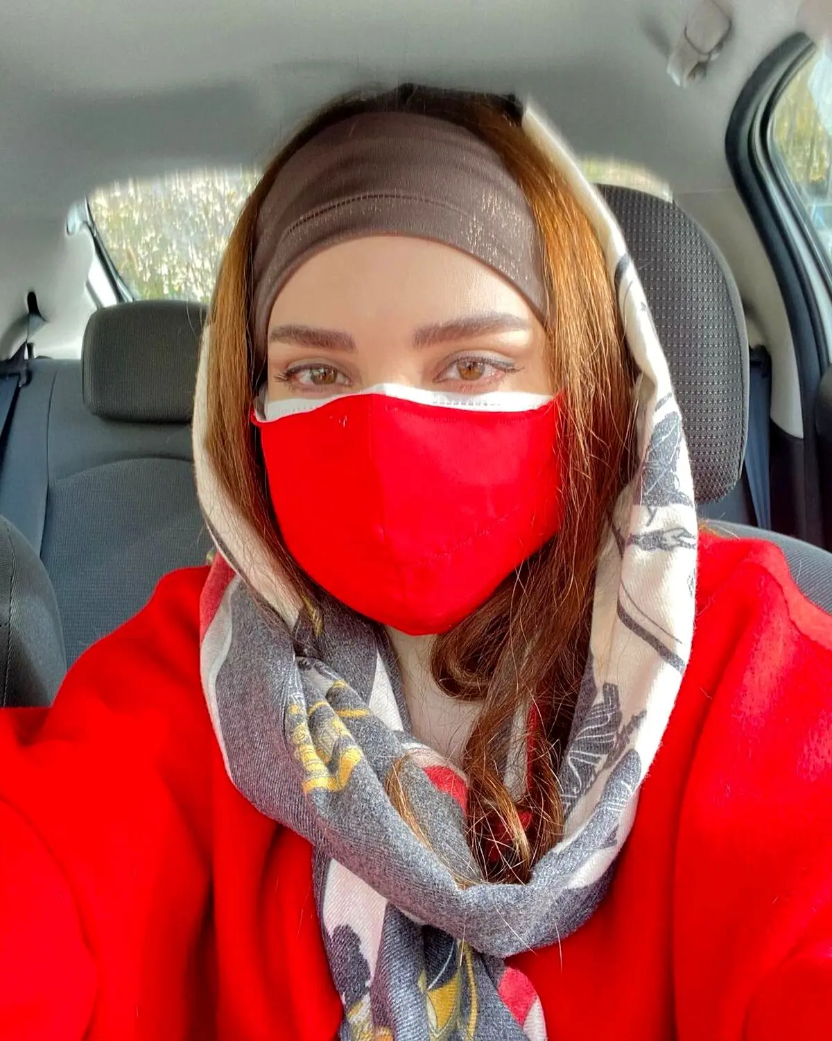 عکس جنجالی بهنوش طباطبایی و گربه‌اش