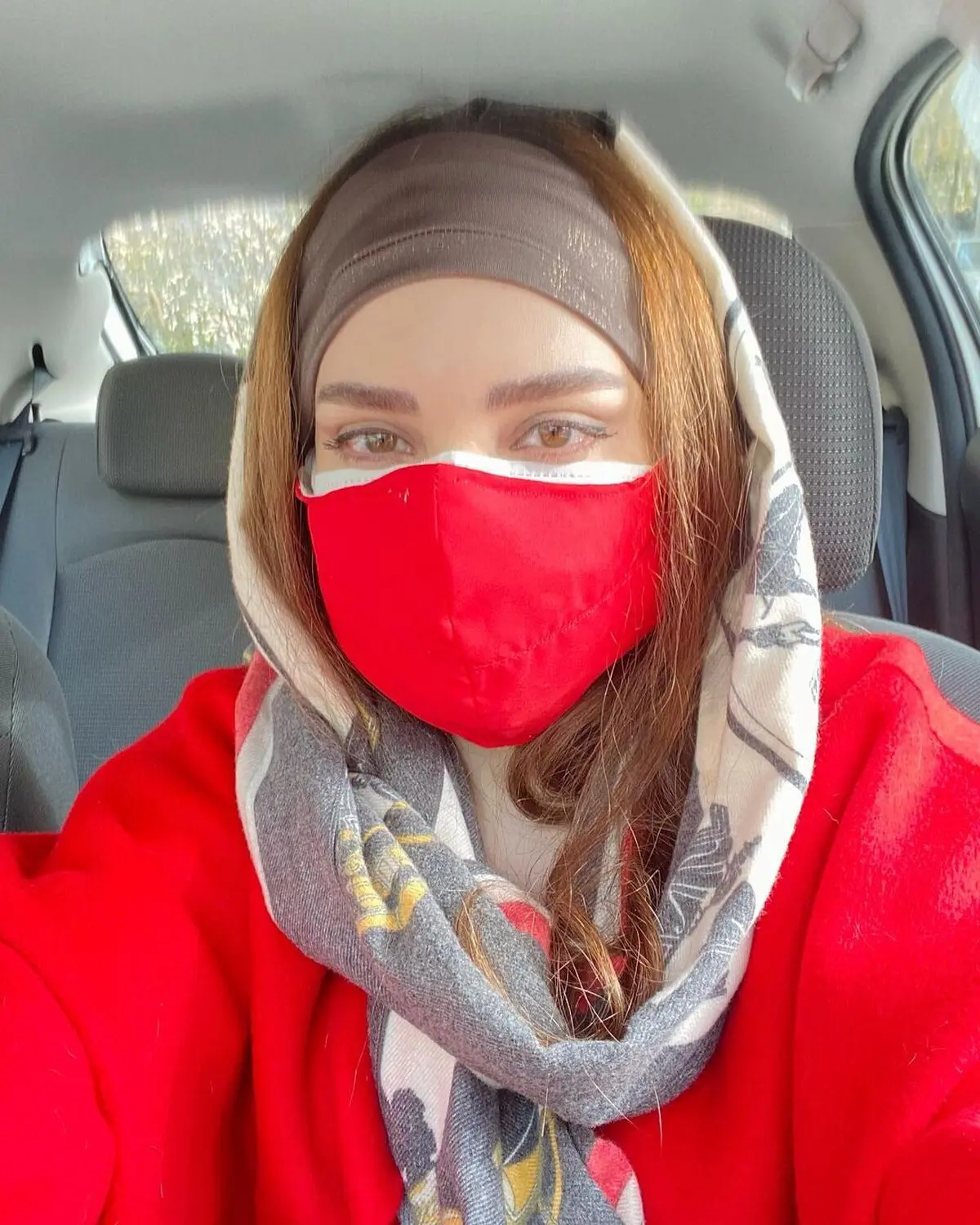 عکس جنجالی بهنوش طباطبایی و گربه‌اش