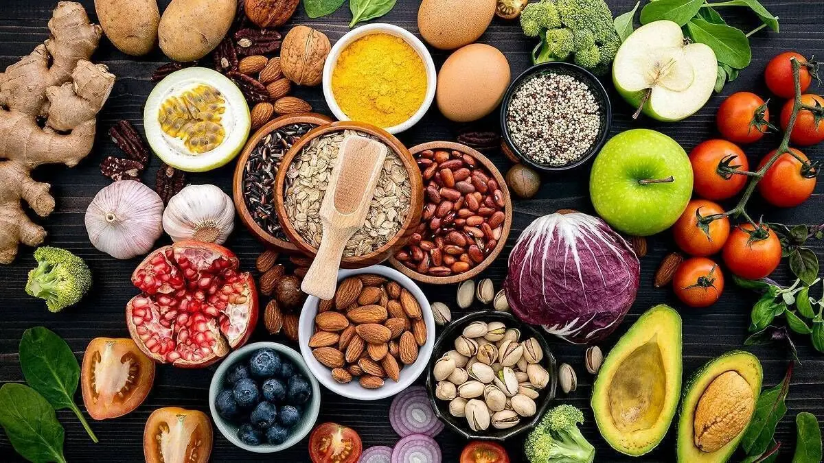 با این 16 مواد غذایی جوان تر و جذاب تر بمانید | ویژگی های باورنکردنی این مواد غذایی را حتما بدانید