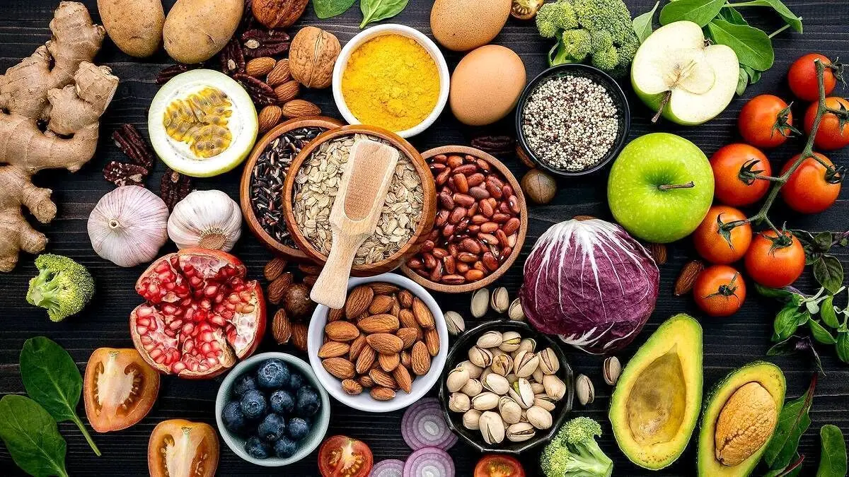 با این 16 مواد غذایی جوان تر و جذاب تر بمانید | ویژگی های باورنکردنی این مواد غذایی را حتما بدانید