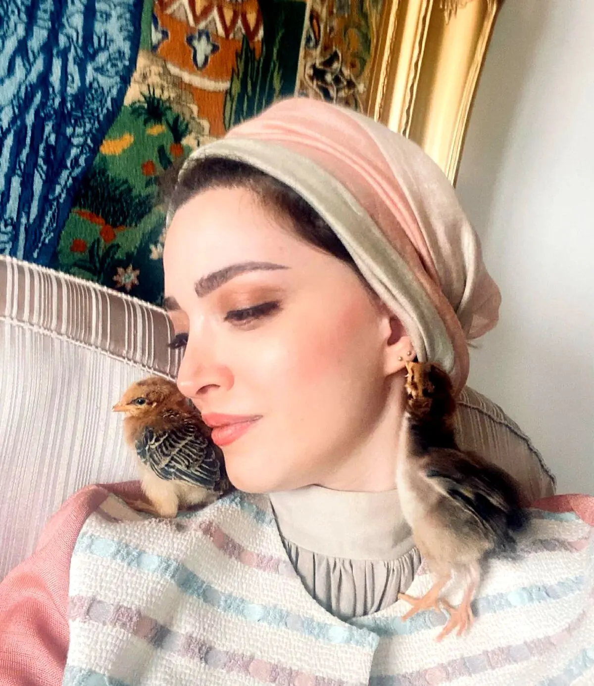 استوری بهنوش طباطبایی با دسته گل 