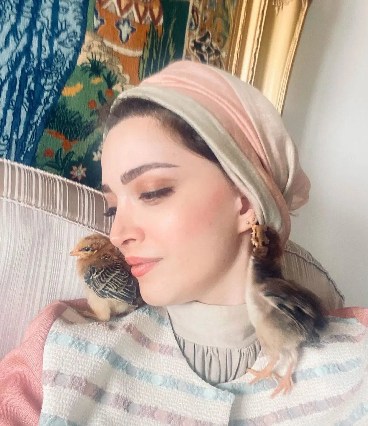 استوری بهنوش طباطبایی با دسته گل 