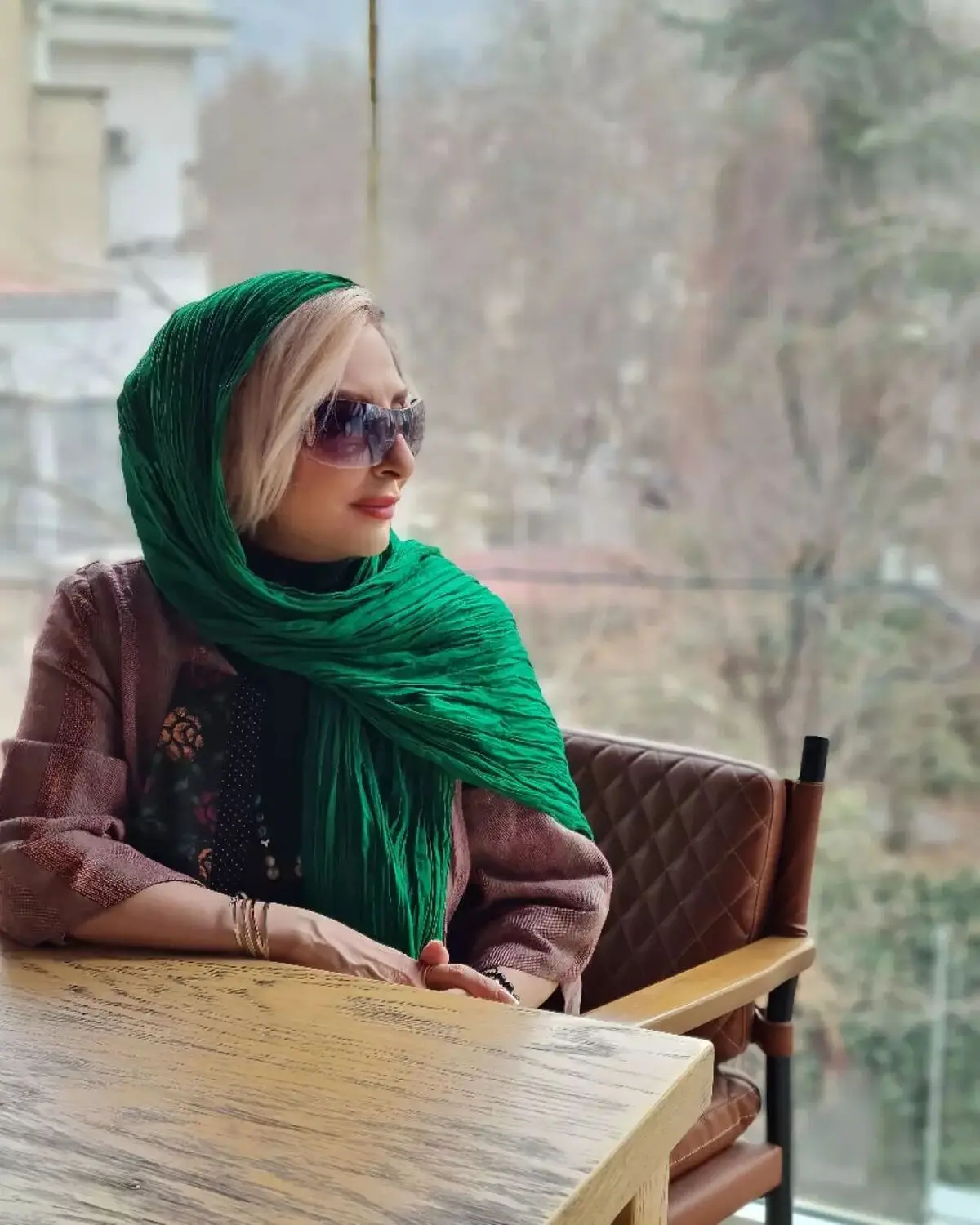 مرجانه گلچین از برادرش رونمایی کرد | فیلم