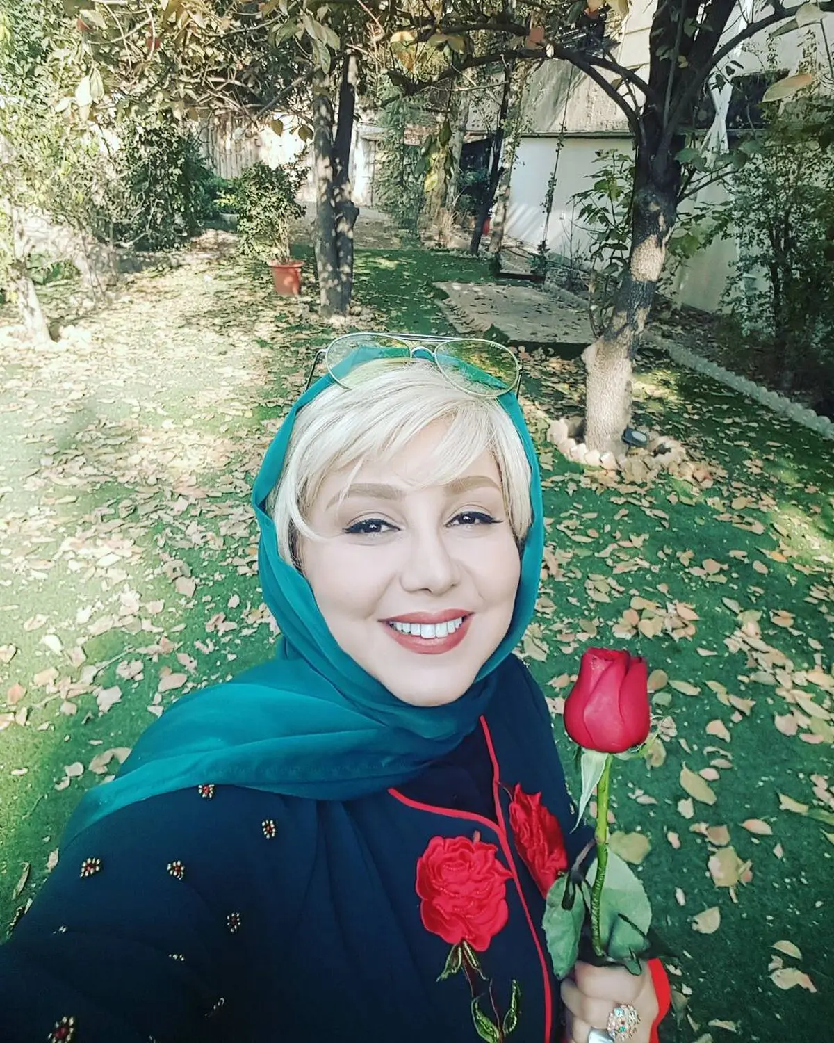 بهنوش بختیاری: حلقه‌مو با من خاک کنید | خیابان گردی و شوآف بهنوش بختیاری