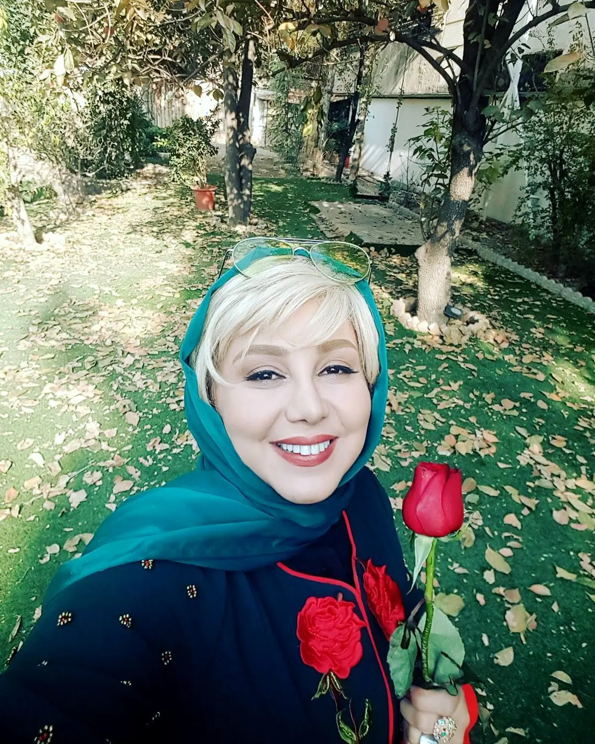 بهنوش بختیاری: حلقه‌مو با من خاک کنید | خیابان گردی و شوآف بهنوش بختیاری