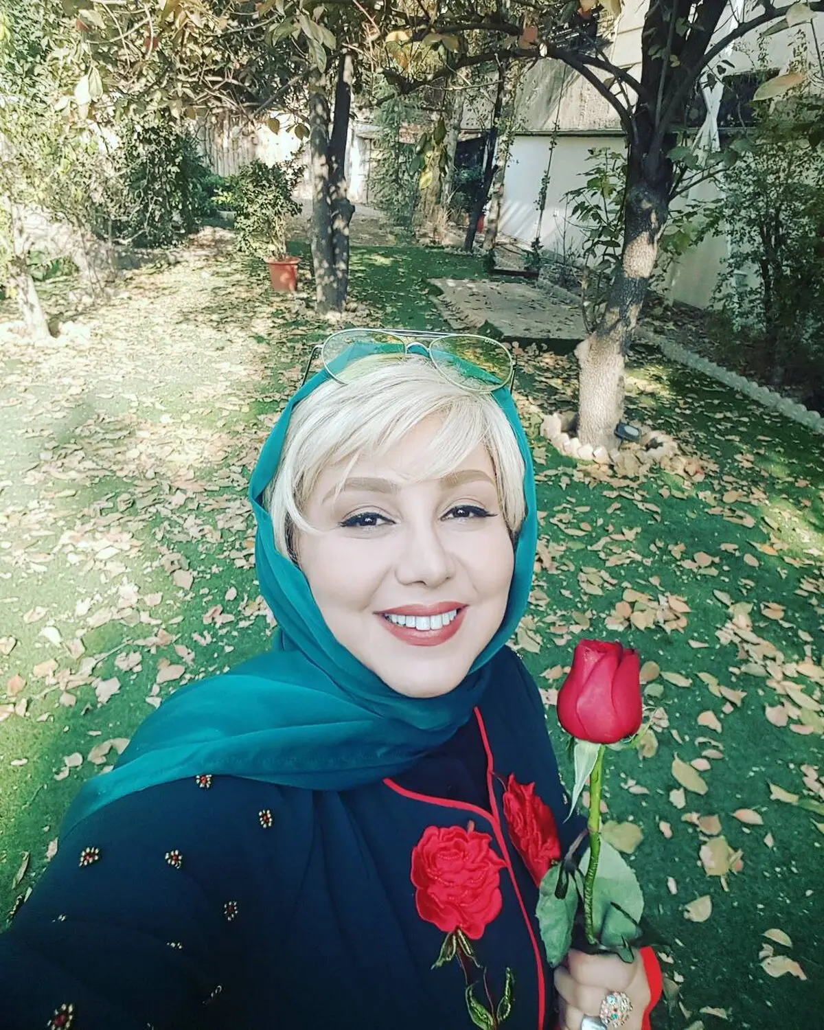 بهنوش بختیاری: حلقه‌مو با من خاک کنید | خیابان گردی و شوآف بهنوش بختیاری