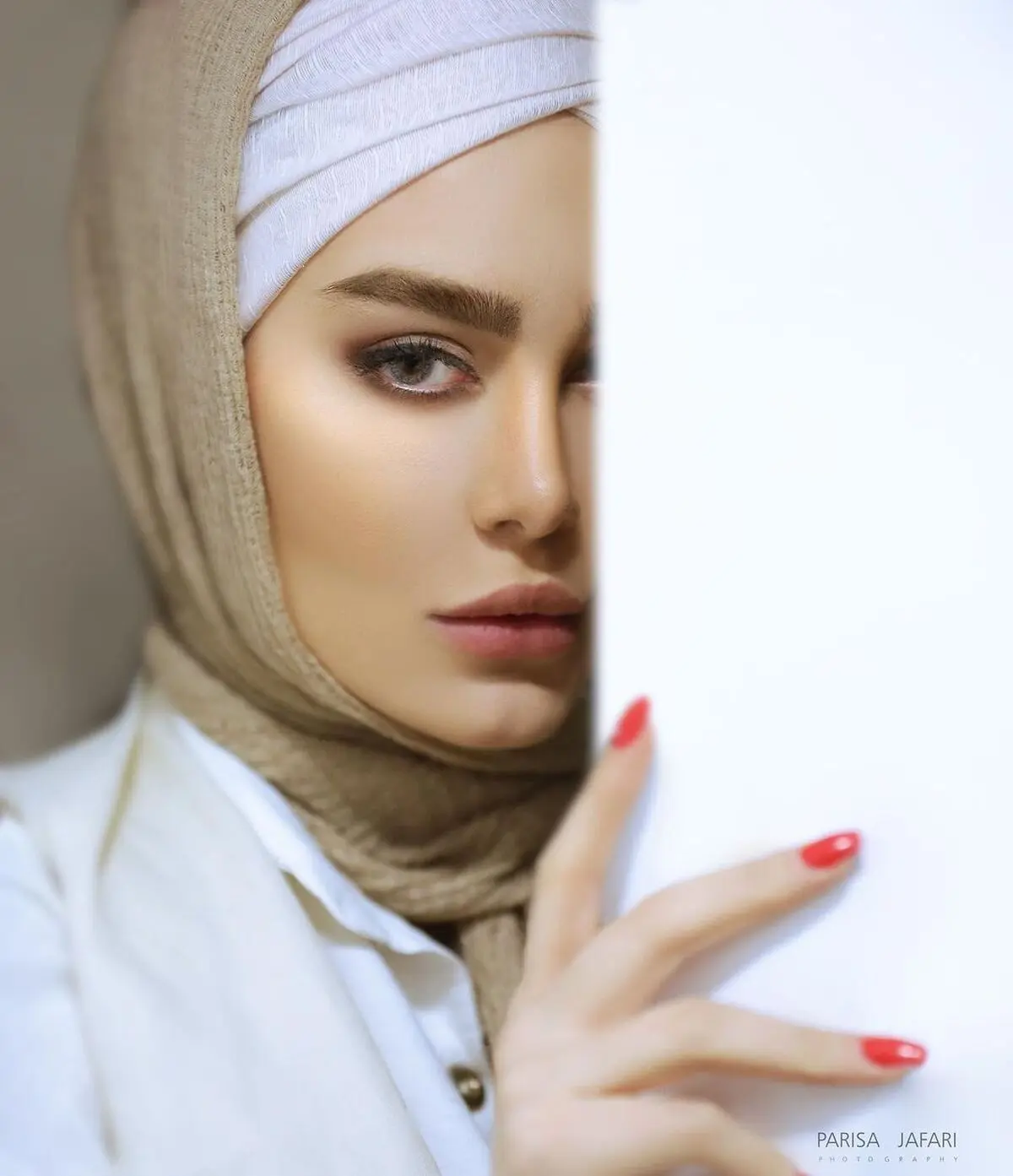 عکس سحر قریشی با موهای بلوند و فر