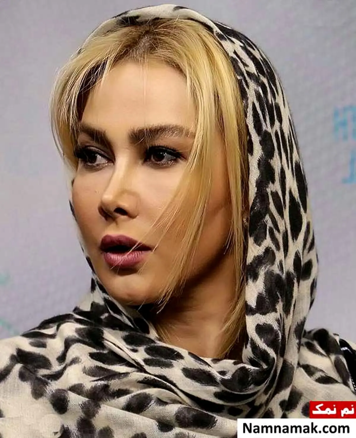 لباس زرقی برقی آناهیتا نعمتی با دستمال سر راهبه ای!