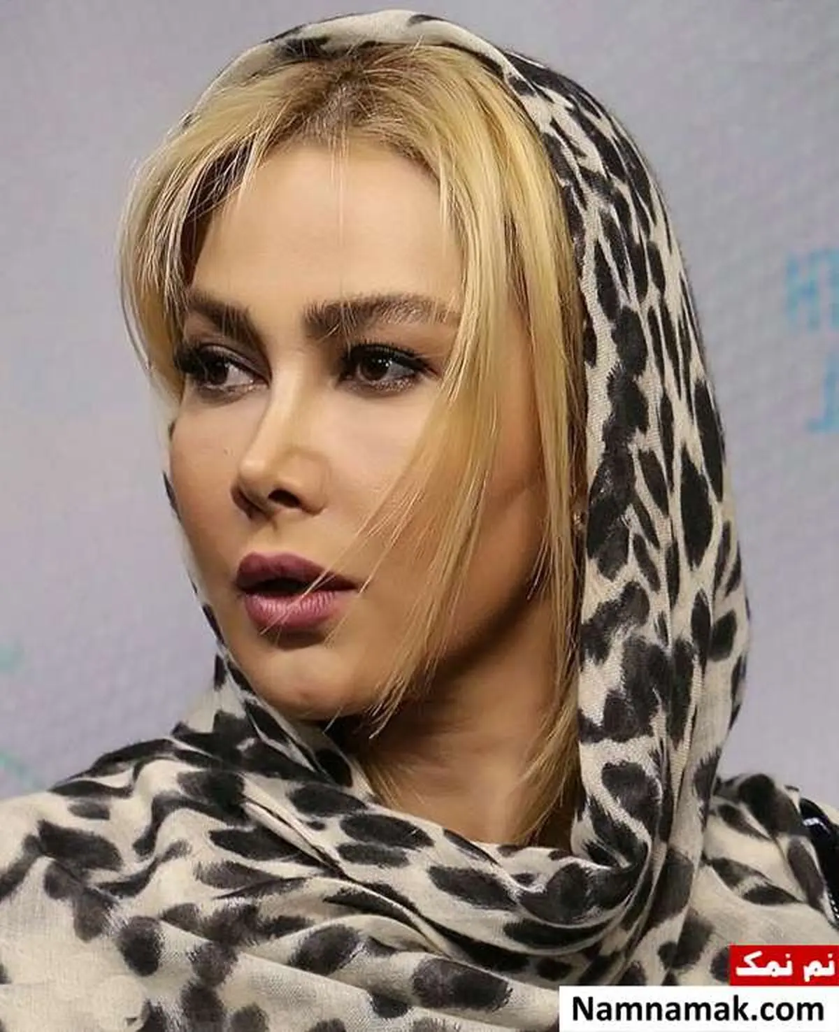 لباس زرقی برقی آناهیتا نعمتی با دستمال سر راهبه ای!