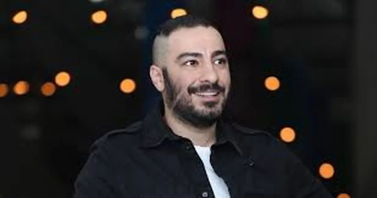 ژست عجیب نوید محمدزاده با زمینه برج میلاد | عکس