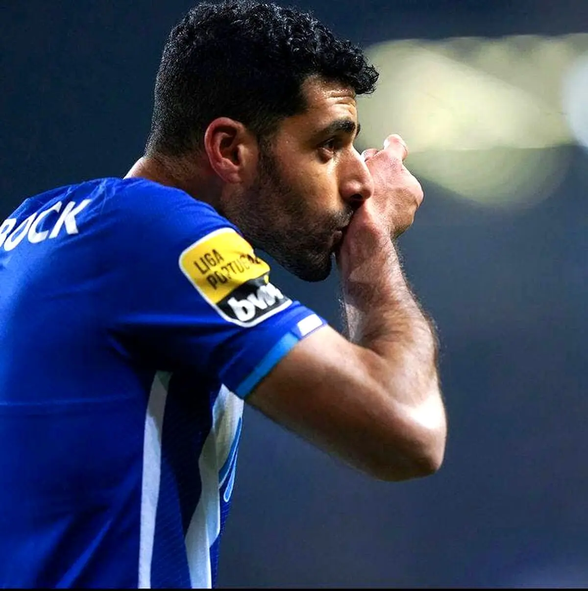 خبر تعجب آور: مهدی طارمی پدر شد! | ببینید دختر بامزه مهدی طارمی در آغوشش + عکس