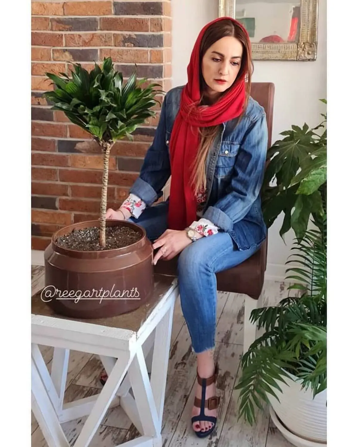 شقایق دهقان بدون روسری جنجال به پا کرد | خانوم بازیگر به سیم آخر زده