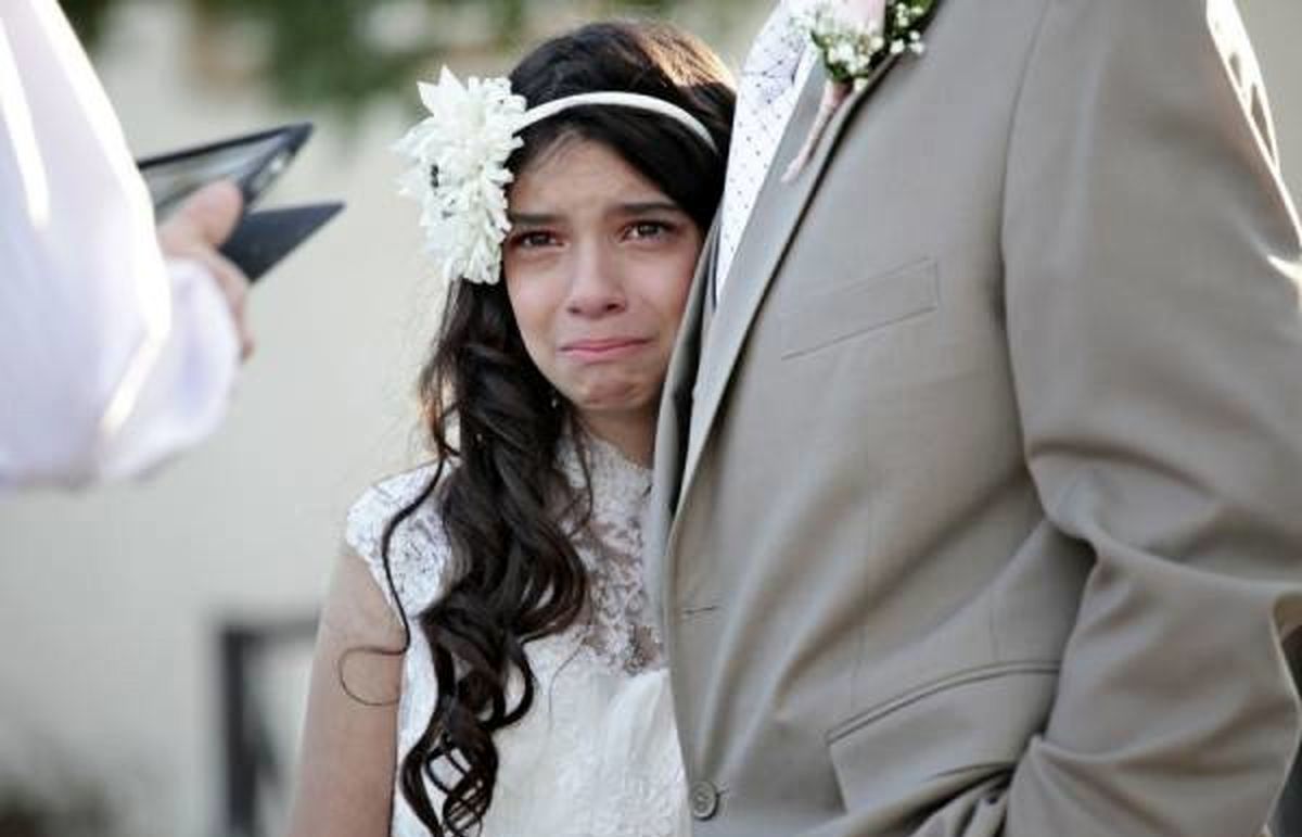 ازدواج تلخ این پدر پیر با دختر11 ساله اش | گریه امان عروس جوان را برید + عکس