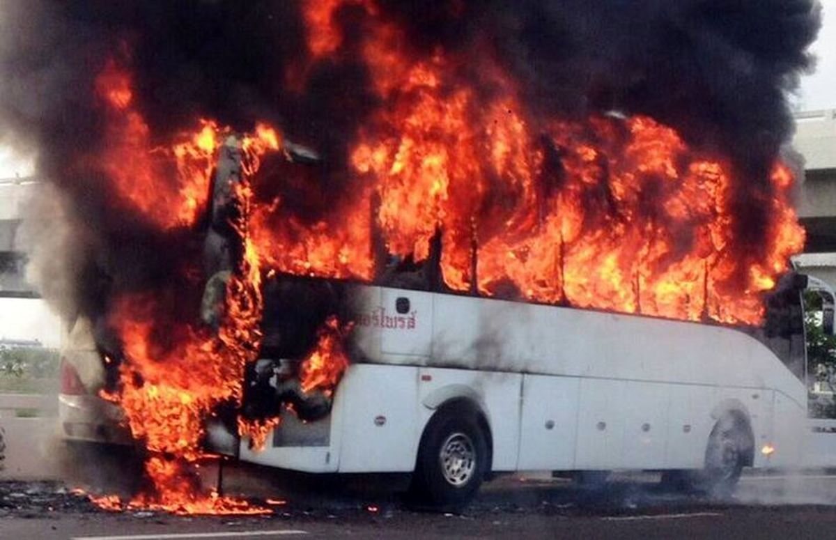 فوری: اتوبوس برقی در آتش سوخت| ببینید