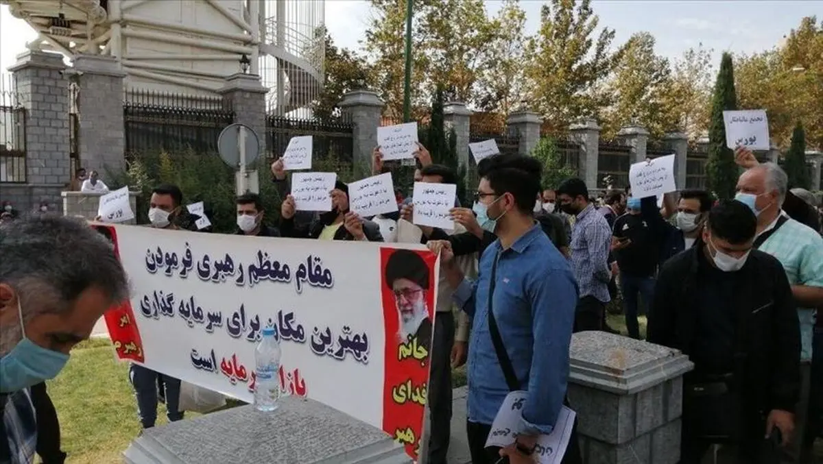 تجمع سرمایه گذاران در مقابل بورس