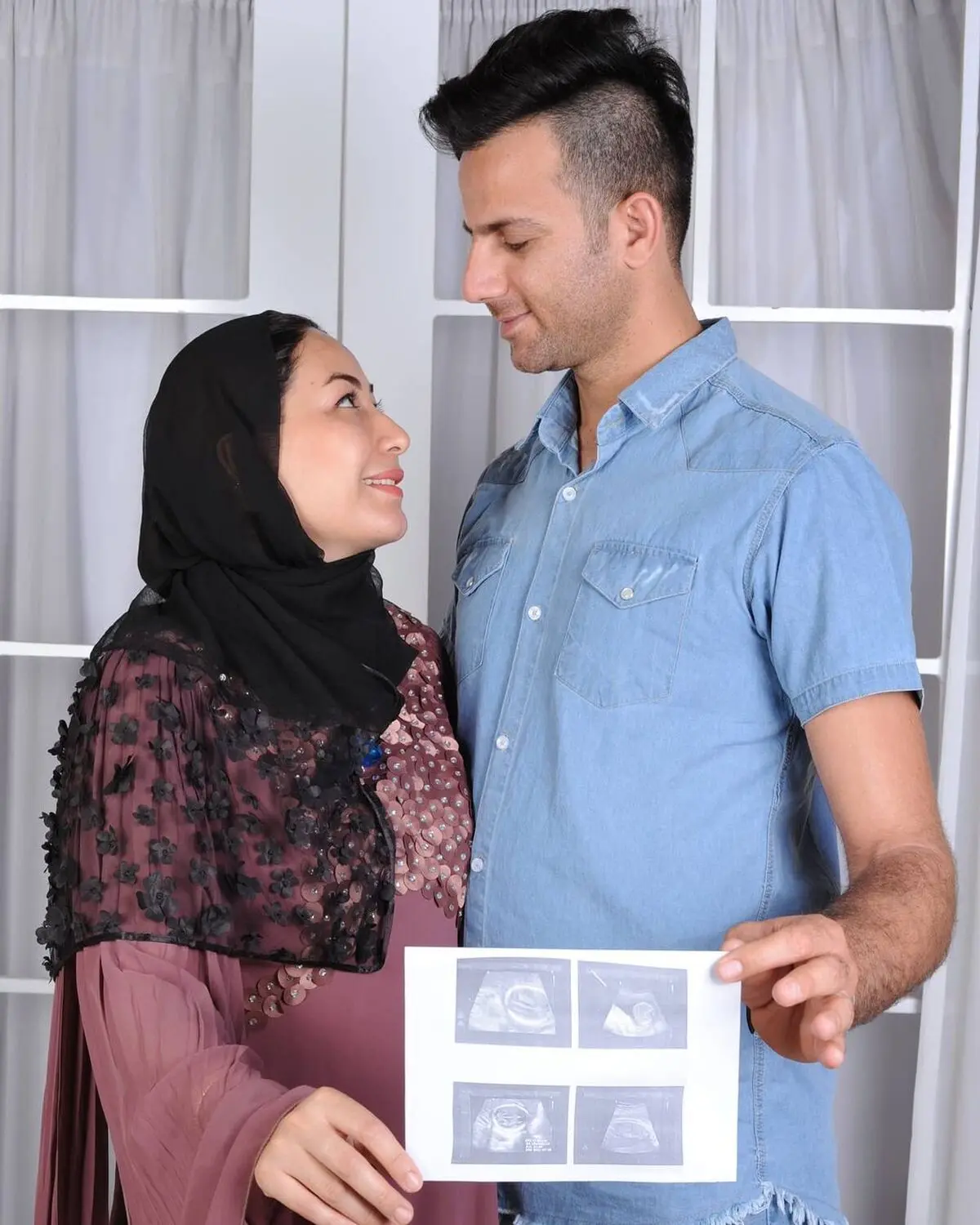 علی شکارچی مرد دوزنه در کنار دو همسرش