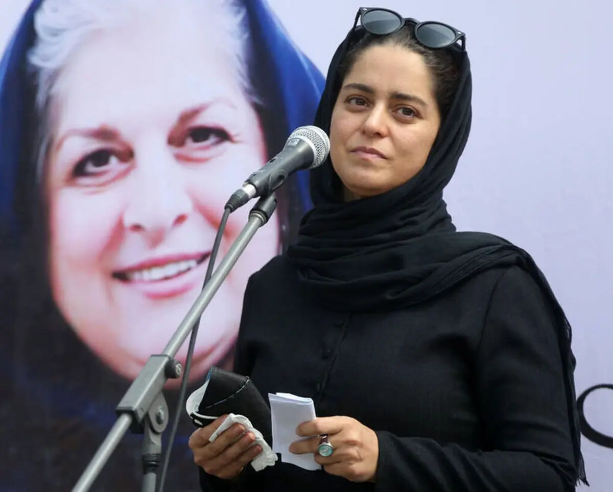 دل نوشته غزل شاکری به یاد مادرش + عکس با خواهر و برادرش