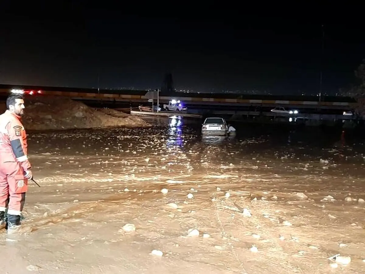 لحظات دلهره آور سیل غرب تهران | خودروها در گل ماندند